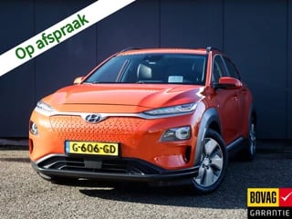 Hyundai Kona EV Premium 64 kWh (204 PK) 1e-Eig, Hyundai-Dealer-Onderh, 12-Mnd-BOVAG, Trekhaak, Leer, Schuifkanteldak, Navigatie/Apple-Carplay/Android-Auto, Adaptive-Cruisecontrol, Keyless-Entry/Start, Achteruitrijcamera, Head-Up, Parkeersensoren-V+A, Stoelverwarming-V+A, Gevent.-Voorstoelen, Stuurverwarming, DAB, Premium-Audio, Lm-Velgen-17Inch, Privacy-Glas