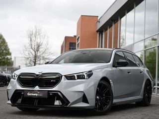BMW M5 Touring 4.4 V8 729pk Pano M-Driver+Pro Carbon B&W Trekh 360Cam 20/21-Inch VOL!