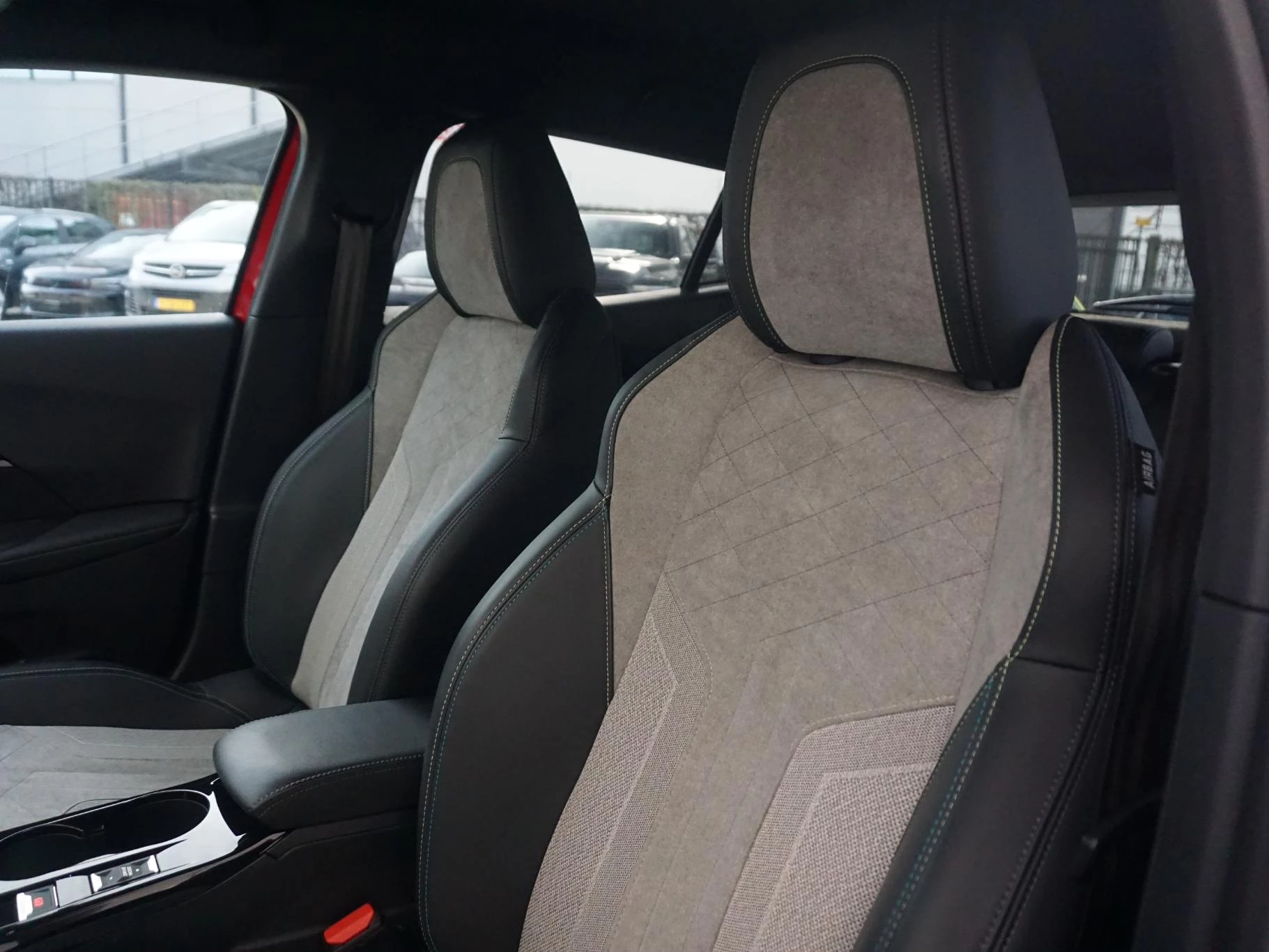 Hoofdafbeelding Peugeot e-2008