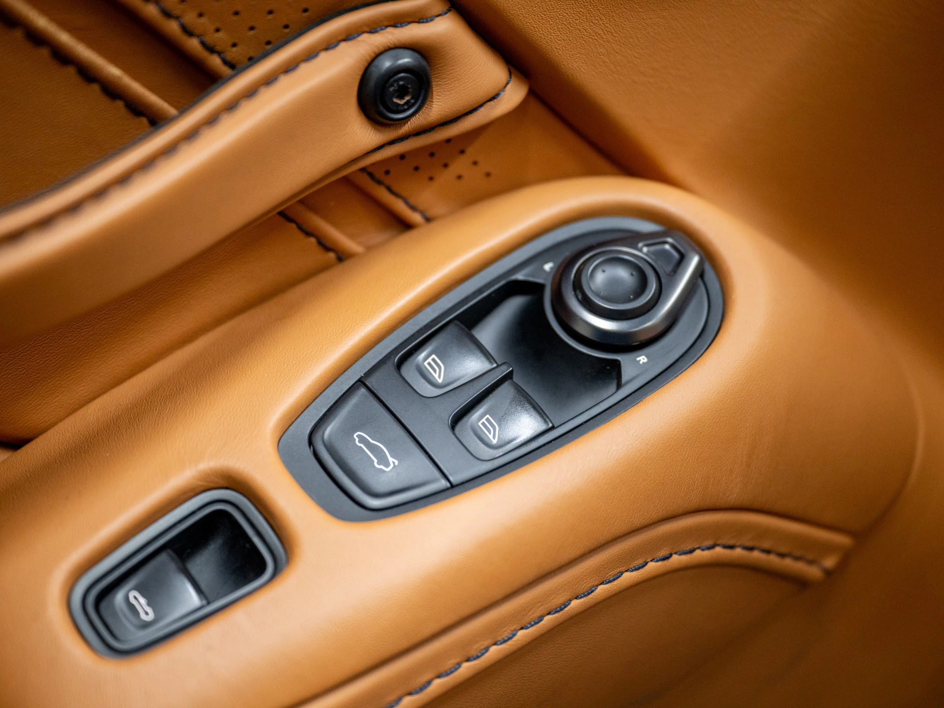 Hoofdafbeelding Aston Martin V8 Vantage