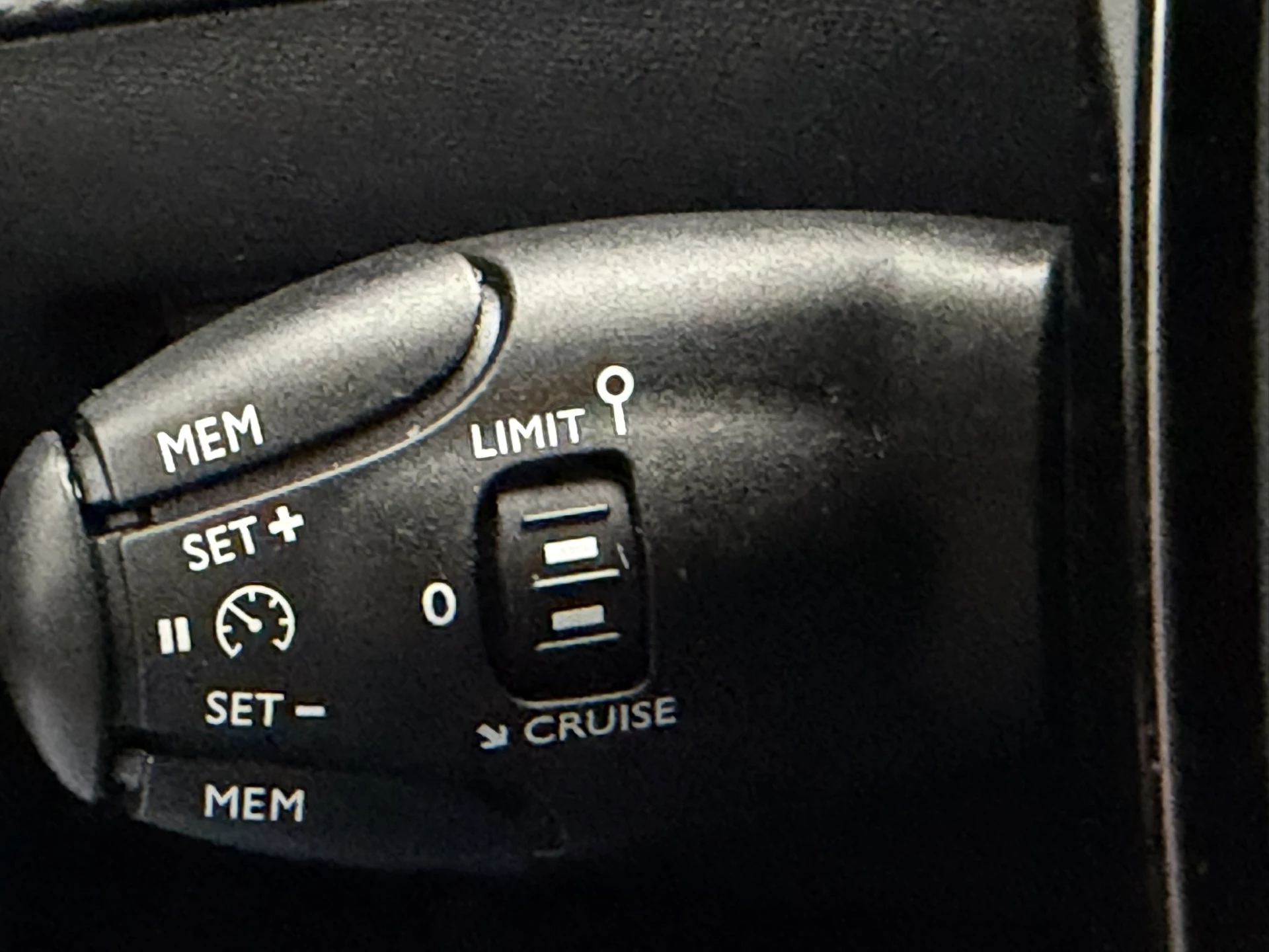 Hoofdafbeelding Peugeot e-2008