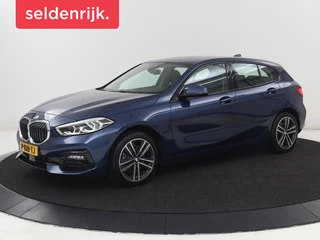 BMW 1-serie 118i Sport Line | Sportstoelen | Carplay |  Half leder | Live Cockpit | Full LED | Navigatie | Sfeerverlichting | Trekhaak | Climate control | Parkeerhulp | Cruise control | DAB | Bluetooth