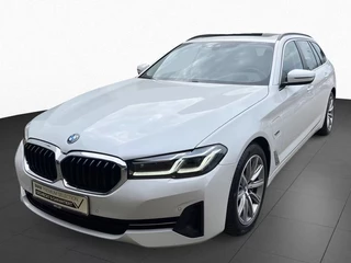 Hoofdafbeelding BMW 5 Serie BMW 5 Serie Touring 530e ** LASER, NAVI+, DAKOTA LEDER, PANORAMA, HuD, KEYLESS, MEM, 38k onder NP ** 1e EIG - UNFALLFREI - BMW GAR ** ** INFORMEER OOK NAAR ONZE AANTREKKELIJKE FINANCIAL-LEASE TARIEVEN **
