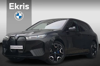 BMW iX xDrive40 M Sport / Trekhaak / Panoramdak Sky Lounge /  Driving Assistant Professional / Parking Assistant Plus / Luchtvering / Soft-Close / Stoelventilatie / BMW Laserlicht / Harman Kardon / 22 Inch