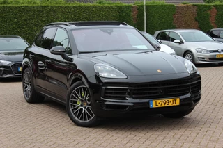 Porsche Cayenne 3.0 E-Hybrid / Panoramadak / Camera / Head-up / Leder / 21'' / Luchtvering / Bose / Sportuitlaat / Sportchrono / Stuur+Stoelverwamring / Dodehoek / DAB / ACC