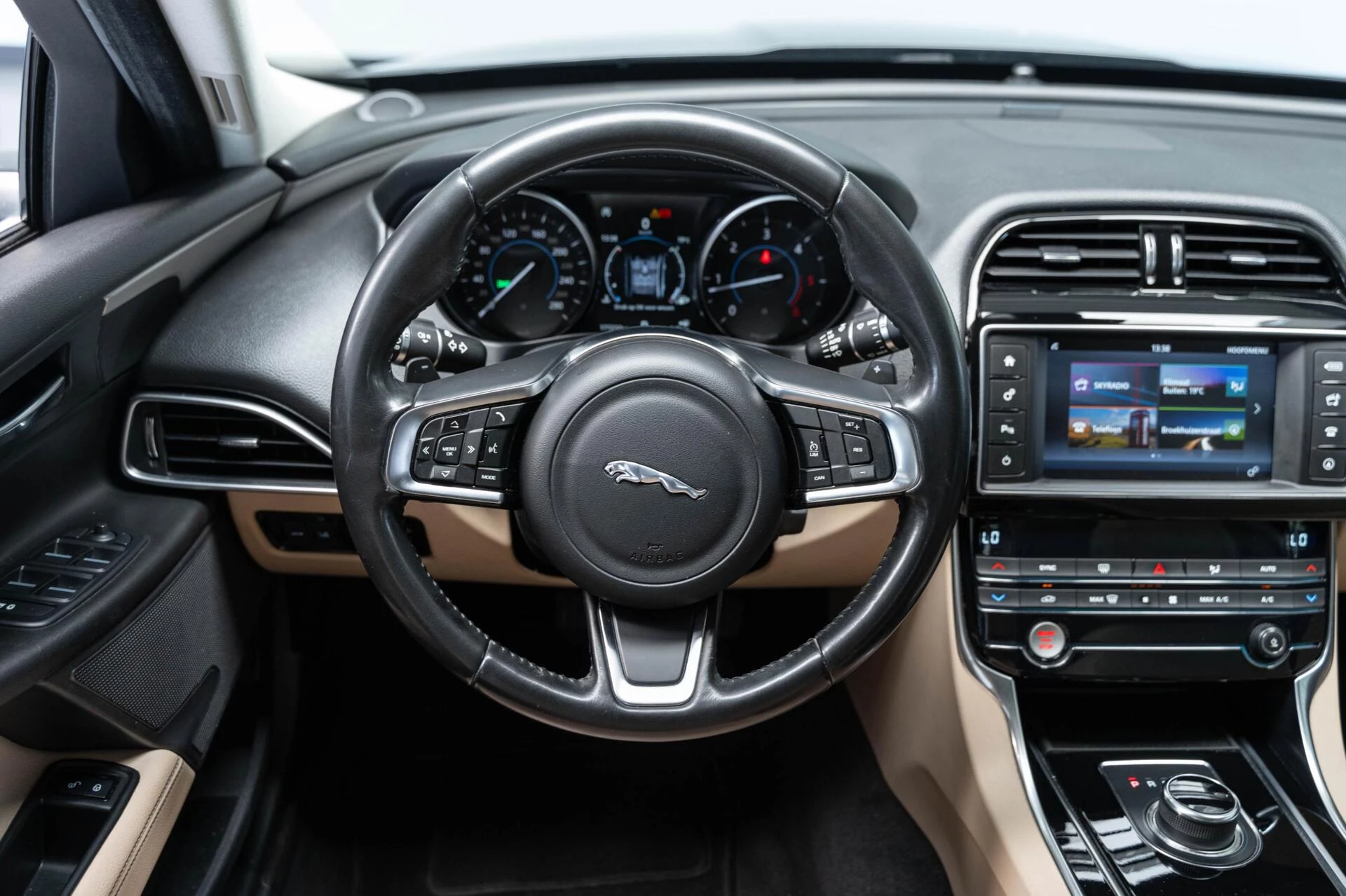 Hoofdafbeelding Jaguar XE
