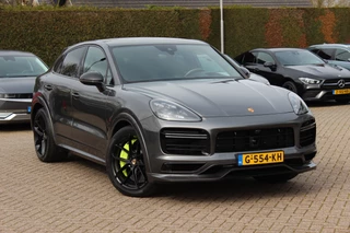 Porsche Cayenne Coupé 4.0 Turbo S E-Hybrid / TechArt / Trekhaak / Panoramadak / 360Camera / Head-up / Achterasbesturing / Keyless / Burmester / Softclose / Adaptieve Stoelen / 21'' / Cabron intr. / Luchtvering / Sportdesign+Chrono / S