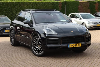 Porsche Cayenne 3.0 E-Hybrid / Trekhaak / Panoramadak / 360Camera / Softclose / Bose / 21'' / Luchtvering / Sportdesign+Chrono / Keyless / CarPlay / Stoelverwarming / Dodehoek / DAB / Cruise Control