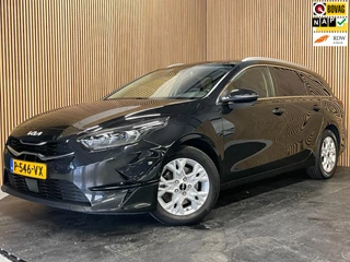 Hoofdafbeelding Kia Ceed Sportswagon Kia Ceed Sportswagon 1.0 T-GDi DynamicPlusLine|LEDER|CARPLAY|CAMERA|CRUISE|CLIMATE|STOEL+STUURVERW|NAVI|NAP|NL-AUTO|IN.BTW|1e EIG|