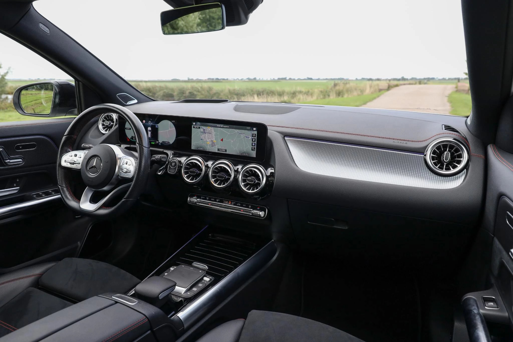Hoofdafbeelding Mercedes-Benz EQA