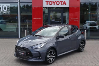 Hoofdafbeelding Toyota Yaris Toyota Yaris 1.5 HYBRID 130 GR-SPORT NIEUW&DIRECT LEVERBAAR! PANODAK JBL-AUDIO STOEL+STUURVERW. BLIND-SPOT KEYLESS APPLE/ANDROID