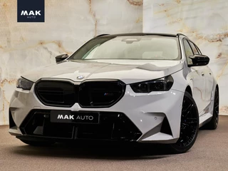 BMW M5 Touring V8 M Hybrid, Ultimate Package, pano, tr.haak, 21", alcantara, ceramic, B&W, stl.ventilatie, memory, adap-LED, carbon, leder, keyless, privacy