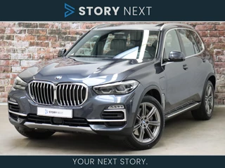 Hoofdafbeelding BMW X5 BMW X5 xDrive45e High Executive xLine Automaat / Panoramadak / Live Cockpit Professional / Trekhaak / Luchtvering / Stoelventilatie / Personal CoPilot Pack /  Comfortstoelen / Nappa Leder / Harman Kardon / Stoelverwarming / Head-Up Display / Active Steering / Individual Dashboard Leder