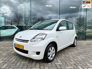 Hoofdafbeelding Daihatsu Sirion Daihatsu Sirion 2 1.0-12V Slim, Airco, 5-deurs, IsoFix