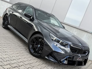 BMW 5-serie Touring M5 Carbon Pano 727PK B & W Sophisto-grau