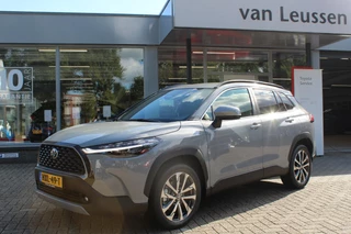 Toyota Corolla Cross 2.0 HYBRID 200 STYLE NIEUW&DIRECT LEVERBAAR! STOELVERW. EL-ACHTERKLEP NAVI PARK-SENSOREN BLISS LED 18"LMV PRIVACY-GLASS NL-AUTO