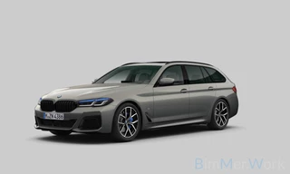 BMW 5 Serie Touring 530i High Executive M Sport | Panoramadak | Head-Up Display | Laser | Trekhaak | Stoelverwarming | Stuurverwarming | Memory Seats | Keyless | Adaptive Cruise Control | Comfort Seats | Shadowline | BTW | NAP | Dealer Ond
