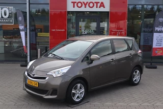 Hoofdafbeelding Toyota Verso-S Toyota Verso-S 1.3 ASPIRATION AUTOMAAT TREKHAAK CLIMA CAMERA LM-VELGEN BLUETOOTH NL-AUTO DEALERONDERHOUDEN