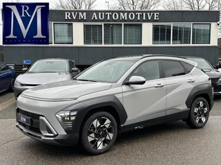 Hyundai Kona 1.6 GDI HEV Premium Sky VAN: 44.300,- VOOR: 35.877,- UW EINDEJAARSVOORDEEL: 8.413,- euro NIEUWE AUTO MET REGISTRATIE | VOLLE AUTO!