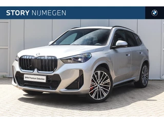BMW X1 xDrive25e M Sport Automaat / Panoramadak / Trekhaak / Sportstoelen / Adaptieve LED / M Adaptief onderstel / Parking Assistant / Comfort Access / Stuurverwarming