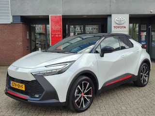 Toyota C-HR 2.0 Plug-in Hybrid 220 FIRST EDITION TREKHAAK STOEL/STUURVERW 360° CAMERA KEYLESS NAVI 18'' LM-VELGEN PARK-SENSOREN CLIMA AD-CRUISE APPLE/ANDROID NL-AUTO 1E-EIG