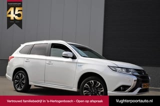 Hoofdafbeelding Mitsubishi Outlander Mitsubishi Outlander 2.0 PHEV 4WD Executive/Camera/Trekhaak/standkachel/18"/PDC