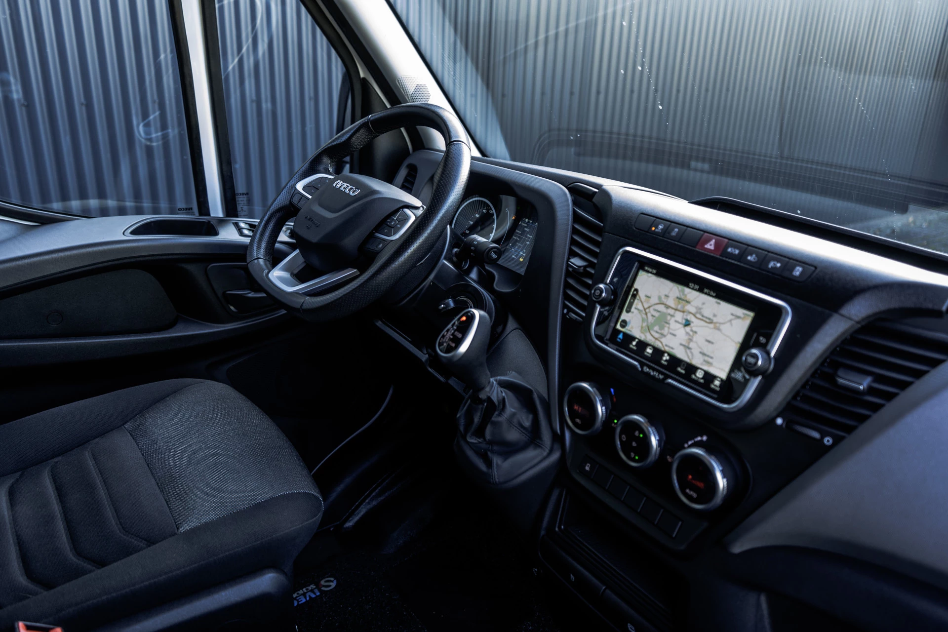 Hoofdafbeelding Iveco 35C16 | 3.0L |  Bakwagen met Laadklep | N1 | Automaat | Cruise | Navi |  3-Zits