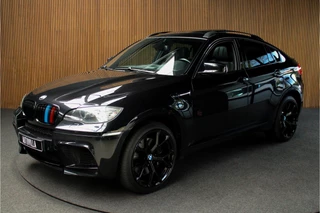 Hoofdafbeelding BMW X6 BMW X6 4.4i M HUD Softclose Schuifdak Dab Camera Memoryseats Entertainmentsystem achter Climate voor & achter Elektr. verstelbare stuurwiel Lederen dashboard Navi 22'' LM velgen