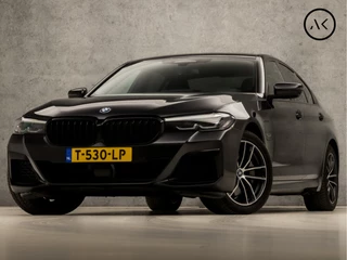BMW 5 Serie 530e xDrive M Sport 293Pk Automaat (APPLE CARPLAY, M PAKKET, ADAPTIVE CRUISE, GETINT GLAS, SFEERVERLICHTING, STUUR/STOELVERWARMING, SPORTSTOELEN, LEDER, TREKHAAK, CAMERA, NIEUWSTAAT)