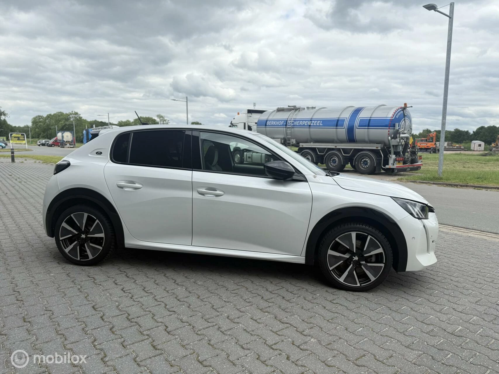 Hoofdafbeelding Peugeot e-208