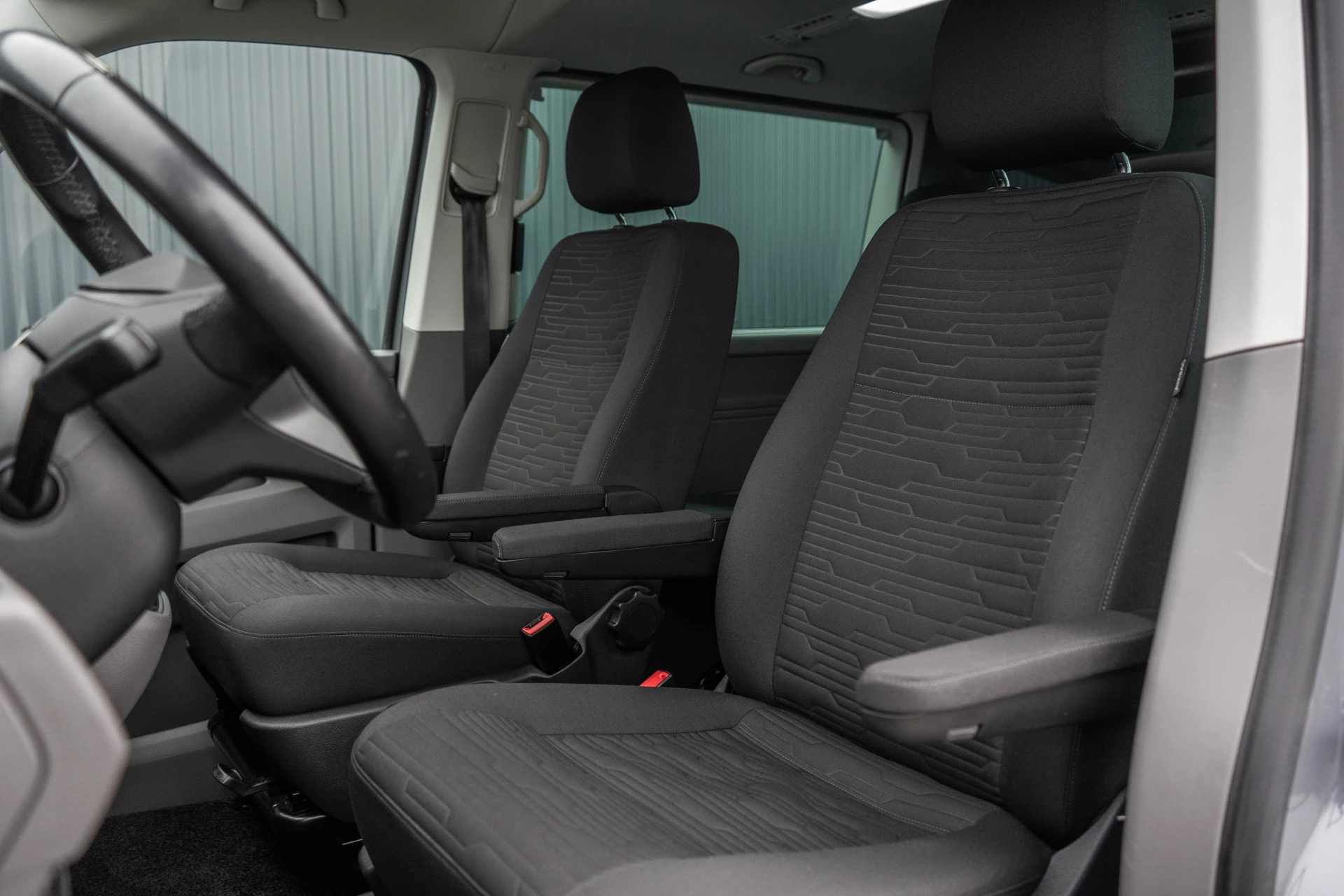 Hoofdafbeelding Volkswagen Carravelle | Automaat | Led | Camera | Carplay | Navi | Zijschuifdeur R+L | Adapt.Cruise | Trekhaak