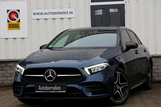 Mercedes-Benz A-Klasse 250 e AMG Line Plug in hybride*Perfect MB Onderh.*BTW*1ste Eig.*Sfeer/ACC/Night/MBUX/Apple Carplay-Android/High Perf. LED Koplamp./Diamond Grille/DAB/Stoelverw./Half Leder/Parkeersens.V+A/18 inch LM*