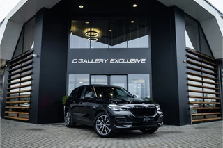 Hoofdafbeelding BMW X5 BMW X5 xDrive45e Executive - Panorama | Luchtvering | Memory | 360 Camera | M Sport Interieur