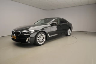 BMW 5 Serie Sedan 520i | LED | Leder | Navigatie | Trekhaak | Comfortzetels | Chrome line | DAB | Hifi speakers | Alu 18 inch