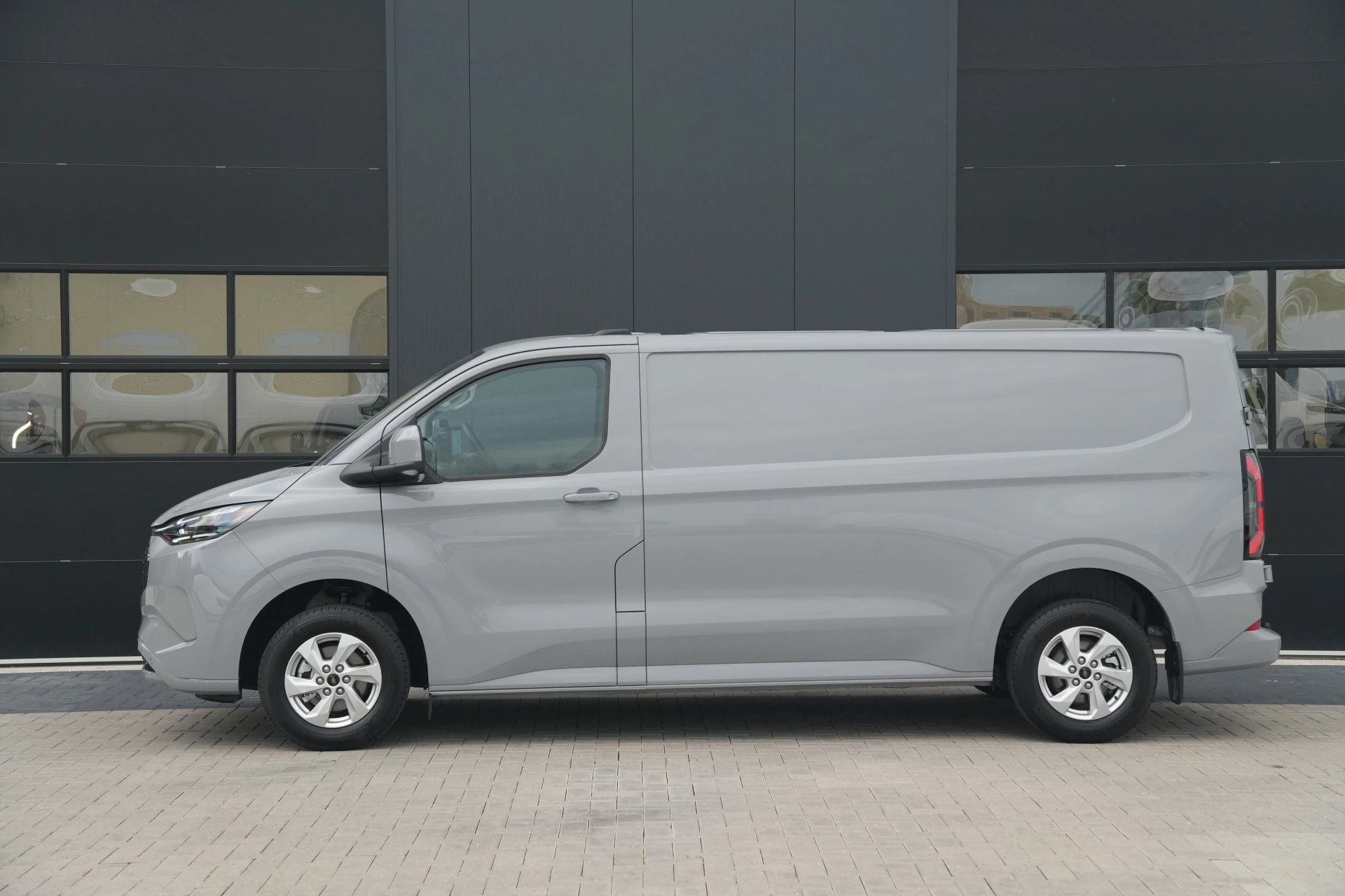 Hoofdafbeelding Ford E-Transit Custom