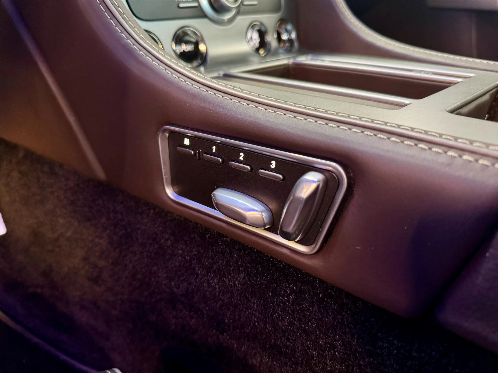 Hoofdafbeelding Aston Martin V12 Virage