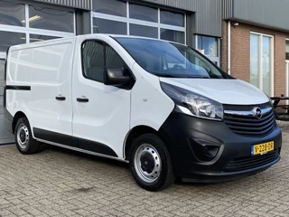 Hoofdafbeelding Opel Vivaro Opel Vivaro 1.6 CDTI L1H1 126pk Bpm vrij Airco Kastinrichting Cruise controle Trekhaak 2000kg Achteruitrij camera Ladekasten Bluetooth telefoon voorbereiding 1e eigenaar Euro 6 Dealer onderhouden Servicewagen