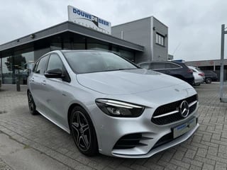 Mercedes-Benz B-Klasse 180 Business Solution AMG Night Aut Pano-Dak | Trekhaak | Carplay | Widescreen | Stoelverw. |