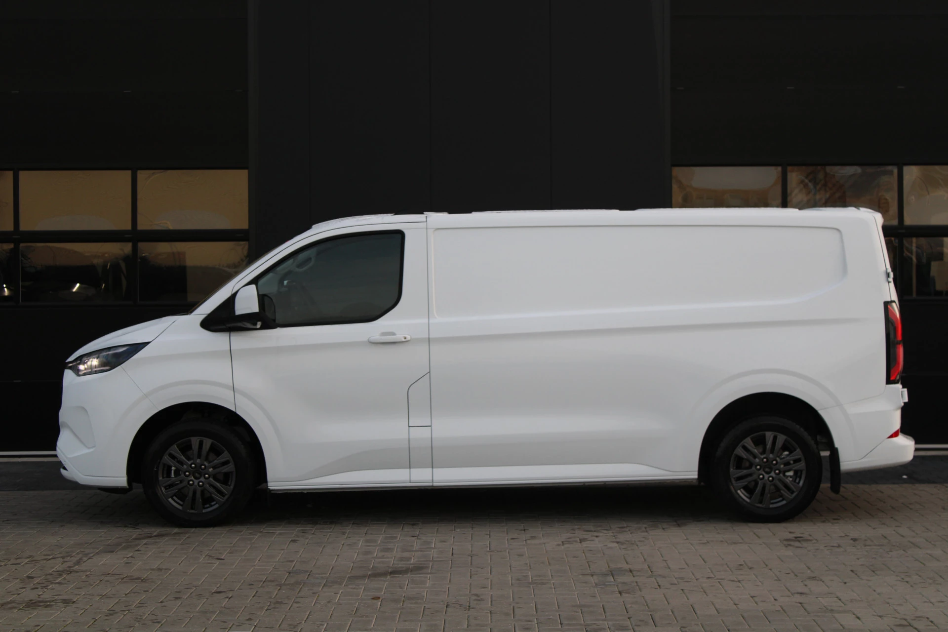 Hoofdafbeelding Ford E-Transit Custom