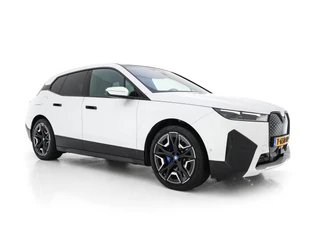 BMW iX xDrive40 High Executive 77 kWh {SOH-100%} *PANO | HEAD-UP | LUXURY-LEATHER | FULL-LED | SOFT-CLOSE | BLIND-SPOT | HARMAN/KARDON | MEMORY-PACK | HEATED/VENTILATED-COMFORTSEATS | TOP-VIEW | WIDESCREEN-DIGICOCKPIT | DAB+ | KEYLESS | ...