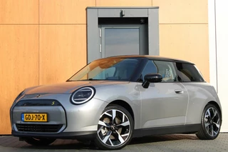 Hoofdafbeelding MINI Electric Mini Cooper SE Classic 54.2 kWh | Panoramadak | Camera | Clima | LMV |Navi | Stoelverwarming