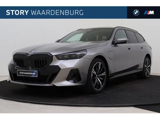 Hoofdafbeelding BMW 5 Serie BMW 5 Serie Touring 530e M Sport Automaat / Panoramadak / Trekhaak / Bowers & Wilkins / Adaptieve LED / Parking Assistant Plus / Stoelventilatie / Comfort Access