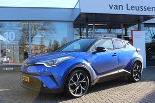 Hoofdafbeelding Toyota C-HR Toyota C-HR 1.8 HYBRID BI-TONE JBL STOEL-STUUR VERW. DODEHOEK DETECTIE PARK.SENSOREN NAVI KEYLESS AD-CRUISE DAB