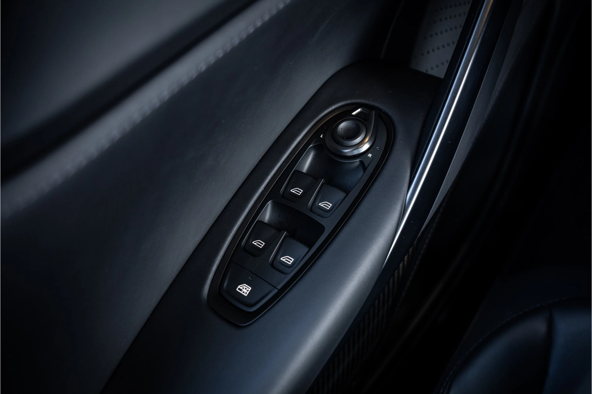 Hoofdafbeelding Aston Martin DBX