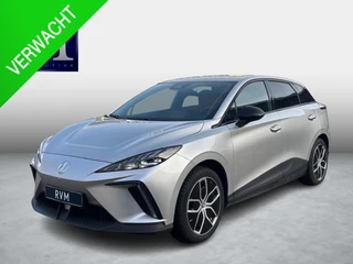 MG MG4 Electric Luxury 64 kWh |LONG RANGE | 12.000KM! | 7 JAAR GARANTIE BIJ MG| SUPER COMPLETE AUTO| RONDOMZICHT CAMERA| STOEL+ STUUR VERWARMING| DODE HOEK