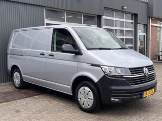 Volkswagen Transporter 2.0 TDI L1H1 Airco Cruise controle Kastinrichting Navigatie Apple carplay Parkeerhulp achter Euro 6 Dealer onderhouden!! Bestel 2-Persoons