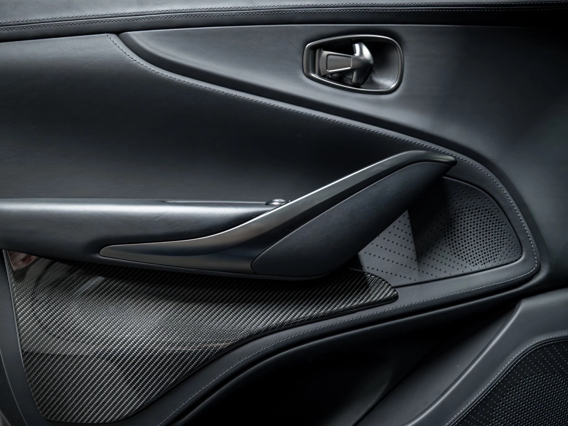 Hoofdafbeelding Aston Martin DBX