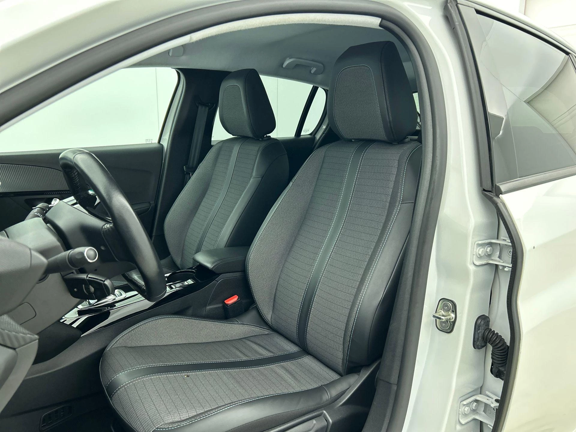 Hoofdafbeelding Peugeot e-208