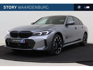 BMW 3 Serie 330e M Sport Automaat / Schuif-kanteldak / Trekhaak / Sportstoelen / Achteruitrijcamera / Stuurverwarming / Comfort Access / Adaptieve LED / Harman Kardon / Stoelverwarming