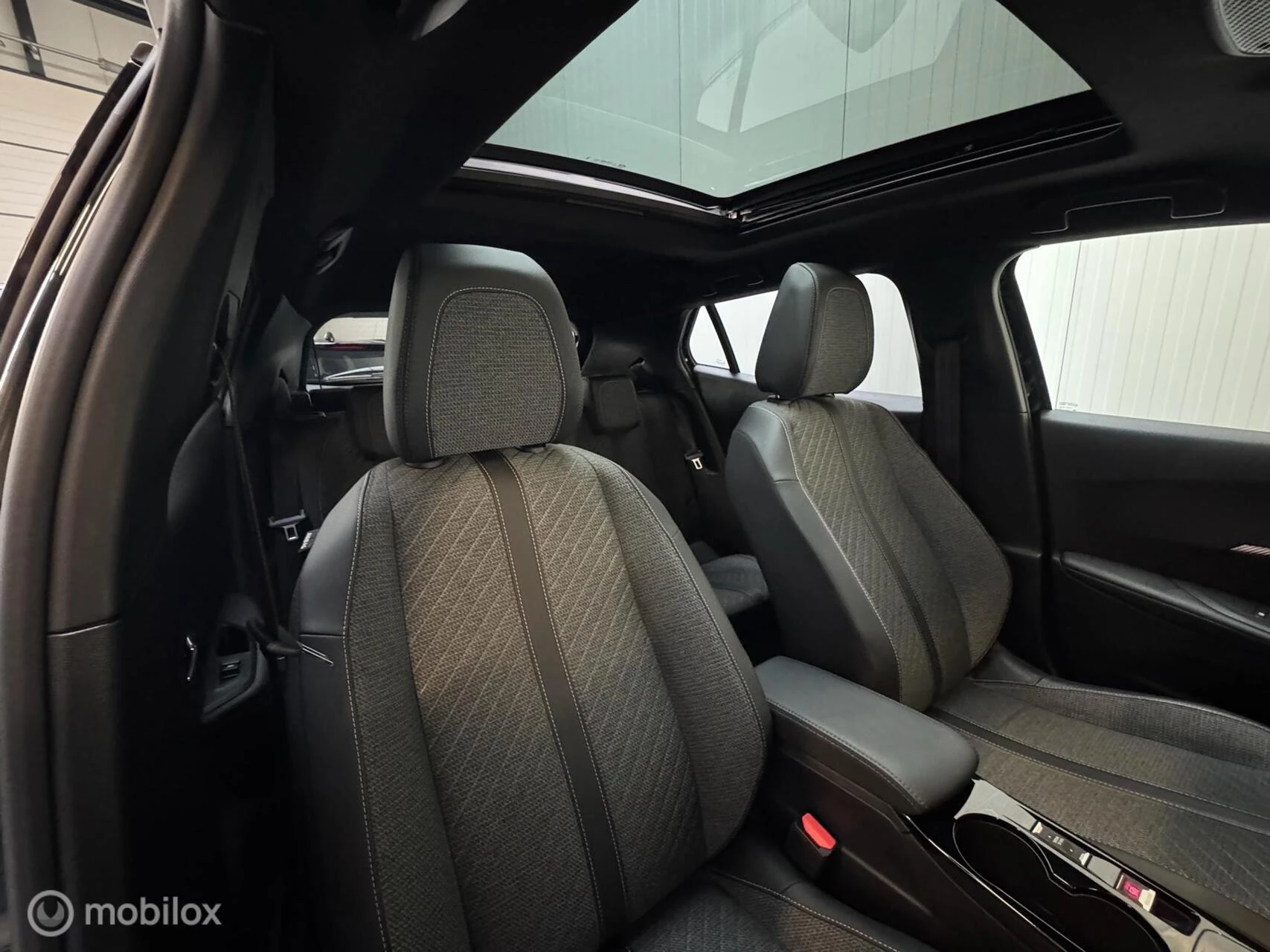 Hoofdafbeelding Peugeot e-2008